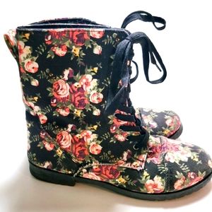 Canvas cloth floral print 8 eyelet boot Size 10
